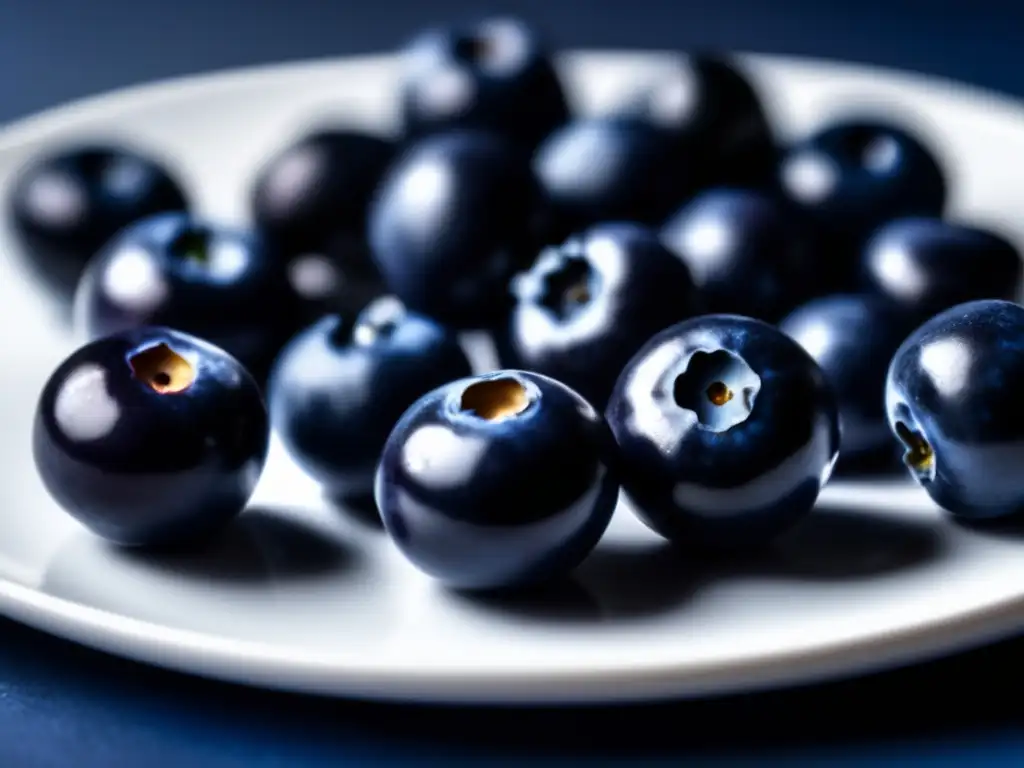 Un puñado de jugosos arándanos azules sobre un elegante plato blanco, brillando bajo la suave luz natural. Los detalles y la frescura realzan los beneficios de los arándanos antioxidantes.